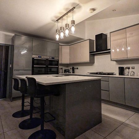 Beautiful 5 Bedroom Home Sleeps 12 People In Manchester Exterior foto